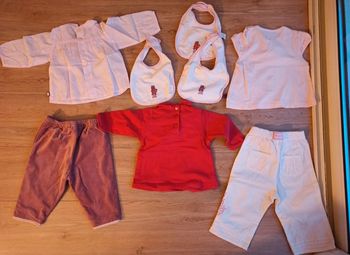 2 tenues bébé de 9 mois plus un Polo rouge plus 3 bavoirs