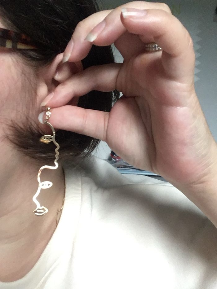 Boucles d’oreilles NEUVES pour femme en forme de visage de profil. - photo numéro 3