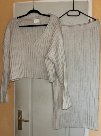 ensemble maille côtelé écru jupe et pull col v hm h&m crème