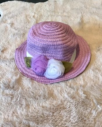 Très jolie chapeau taille 53 soit 3/5 ans lilas avec fleurs (0623)