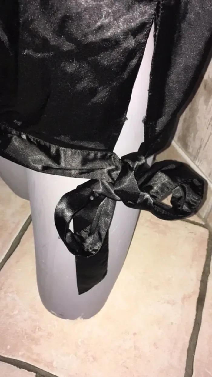 Chemise satinée Noire avec bas noeud - photo numéro 3