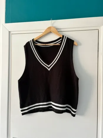 🔹 Pull sans manches noir à rayures blanches – SHEIN 🔹