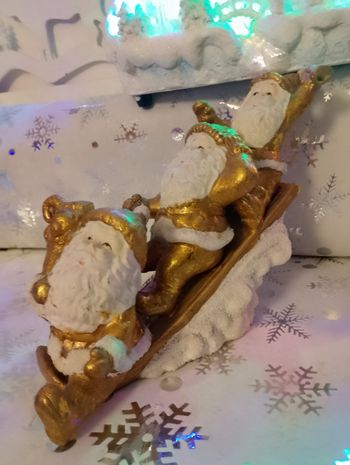 Pères noel sur luge, ski