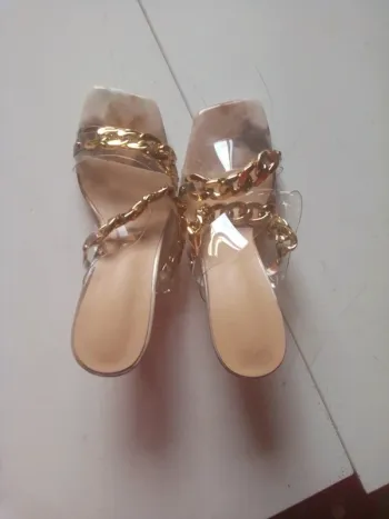 Mules transparentes à chaînes dorées à talons pyramidaux