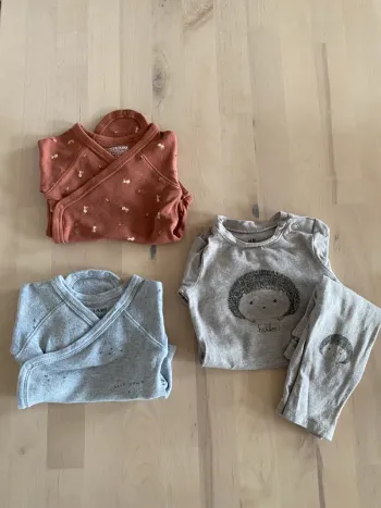 Lot 2 bodys + 1 ensemble avec pantalon