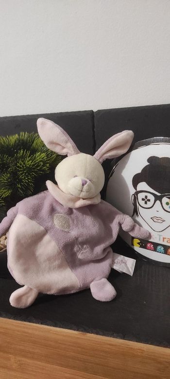doudou lapin baby nat violet rose ballon blanc collerette noeud mauve