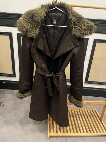 Manteau orné fausse fourrure Mango