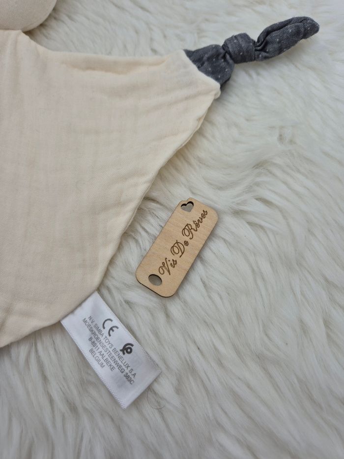 Doudou plat triangle Lapin lange blanc gris Kiabi Simba toys - photo numéro 2