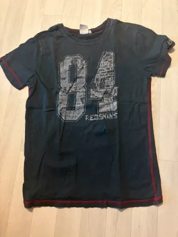 T-shirt bleu marine, Redskins, 14 ans manches courtes. Très bon état.