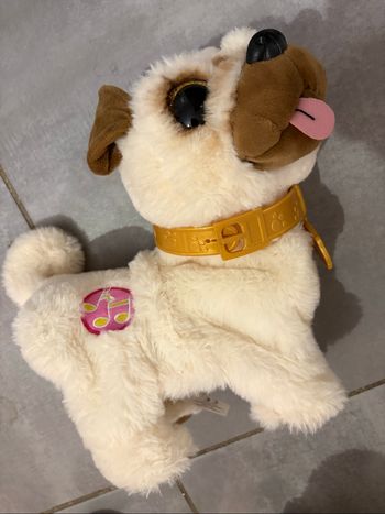 Peluche chien qui avance