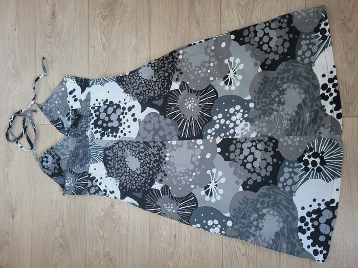 Robe dos nu - photo numéro 2
