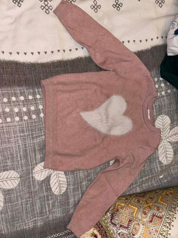 Pull rose avec cœur blanc