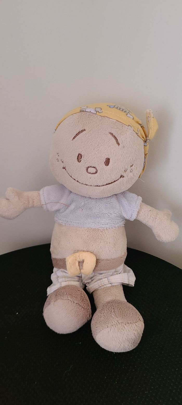 Doudou poupée garçon pirate Joe beige jaune bleu bandanas