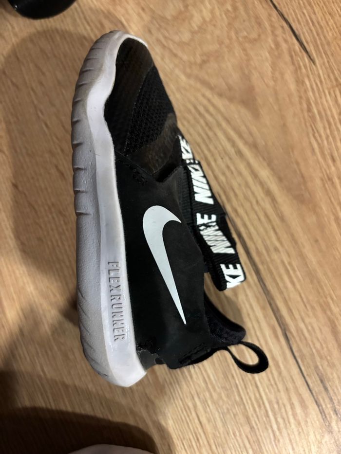 Chaussure Nike bébé taille 22 - photo numéro 2