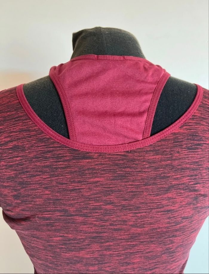 Haut de sport bordeaux et noir taille M de chez Tissaia en très bon état - photo numéro 6