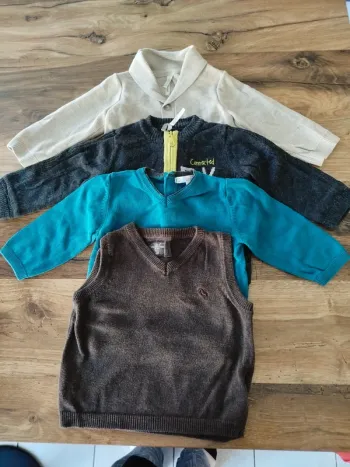 Lot 9 mois gilets+ pull léger