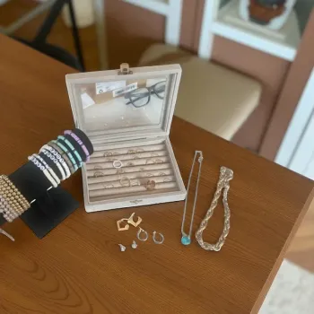 Lot bijoux fantaisie + boîte à bagues + support bracelets