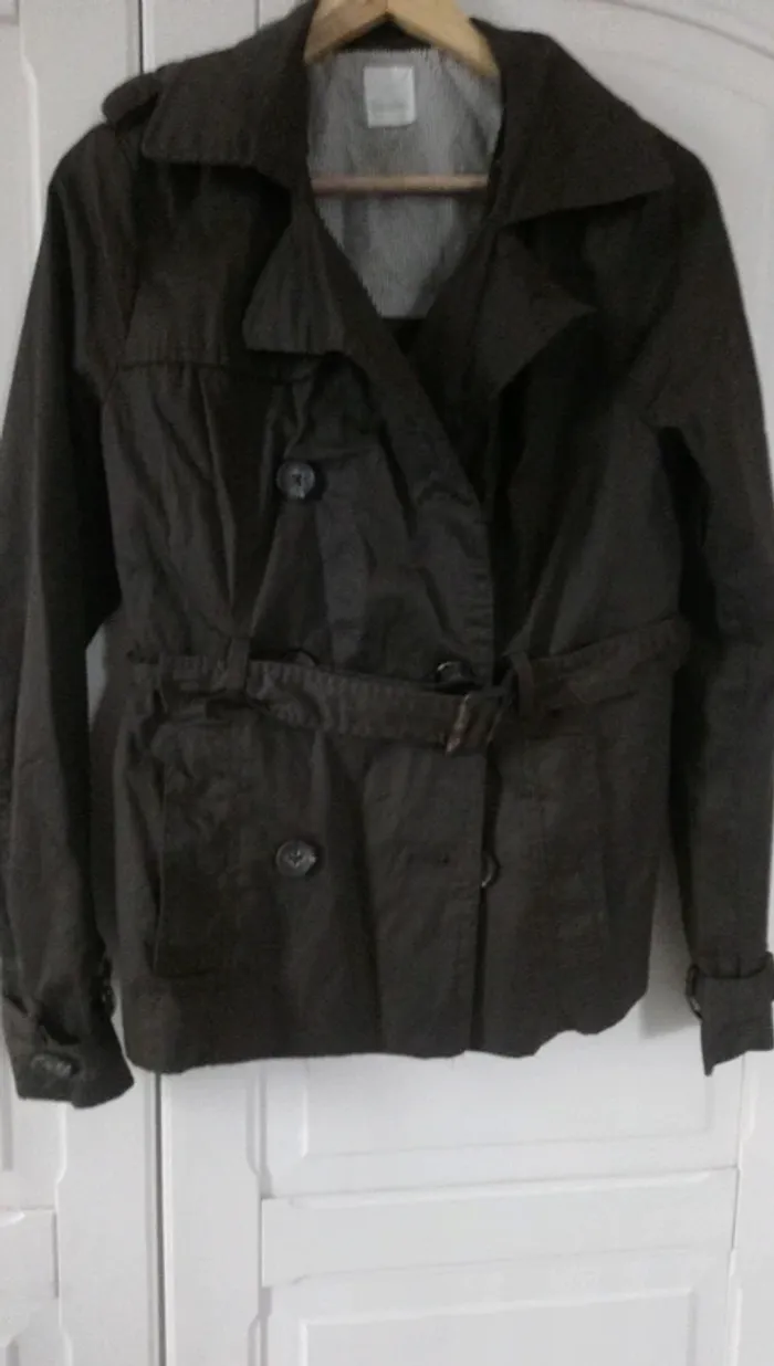 Trench court marron