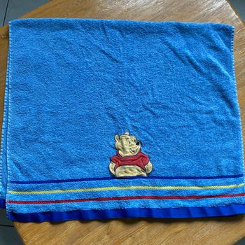 Serviette bleue avec motif Winnie l’ourson