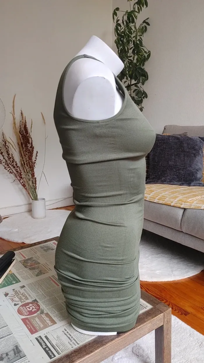 Robe sans manche décolleté V moulant côtelé - photo numéro 8