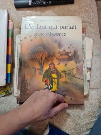 Beau livre l'enfant qui parlait aux oiseaux