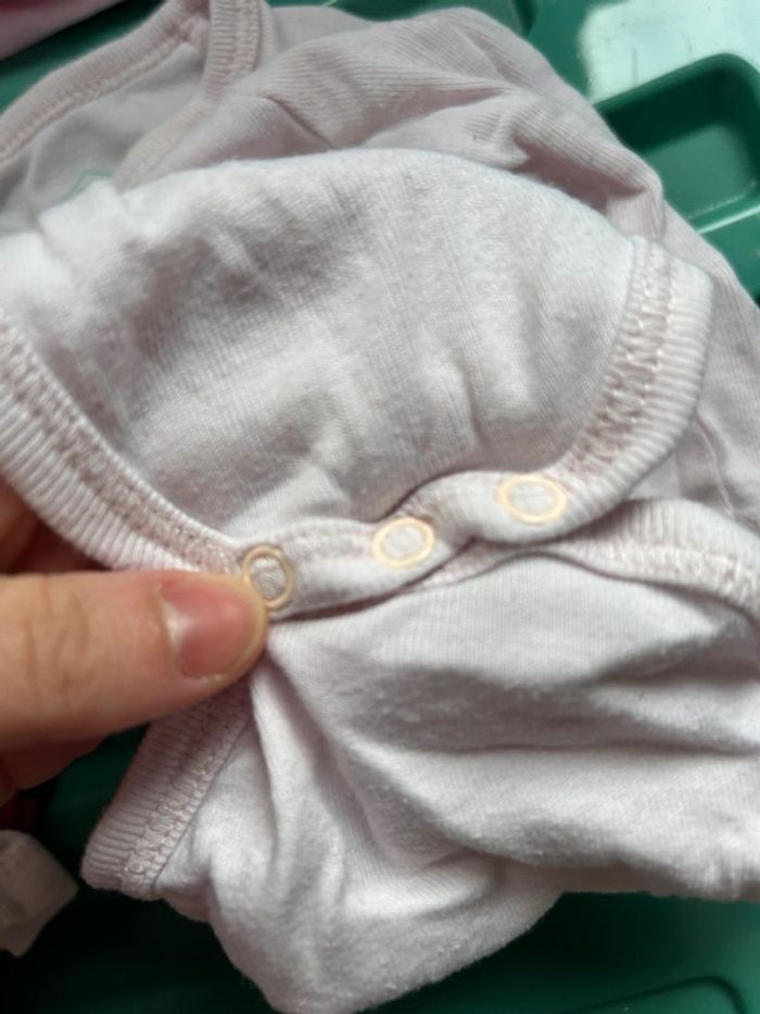 Lot de 5 bodys 1 mois fille et un petit bonnet rose - photo numéro 5