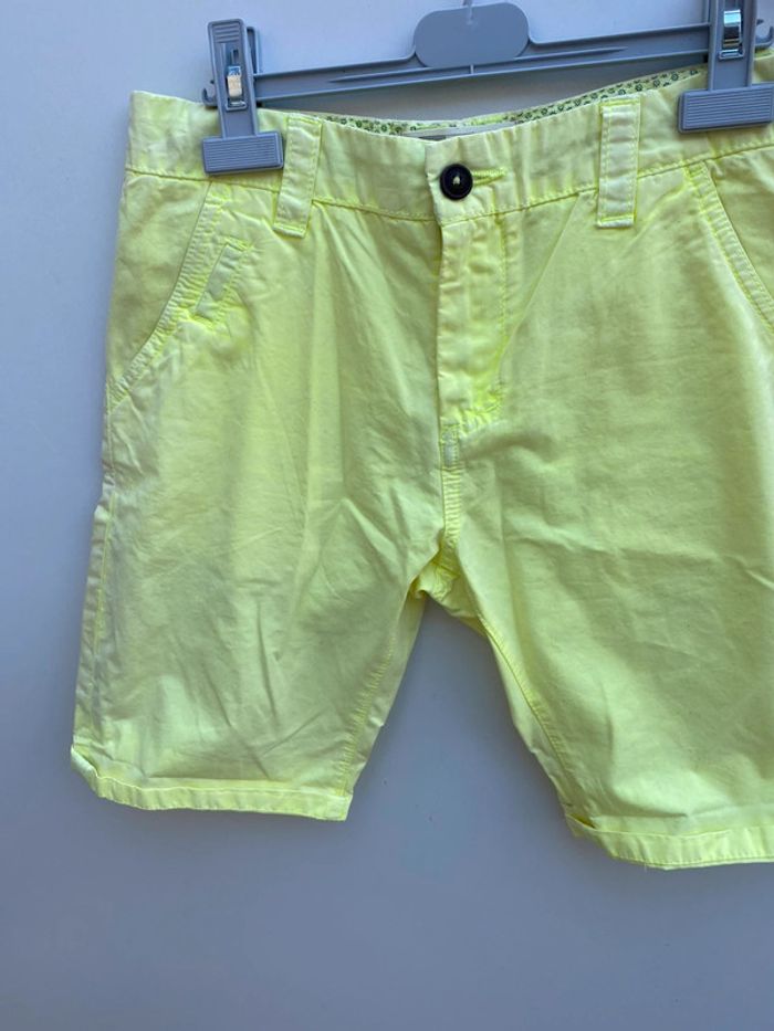 Short jaune - photo numéro 4