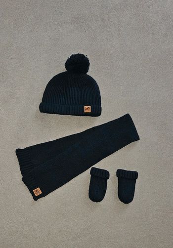 Ensemble bonnet écharpe et moufles