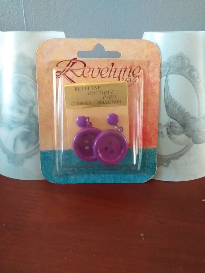 Boucles d'oreille forme boutons violet