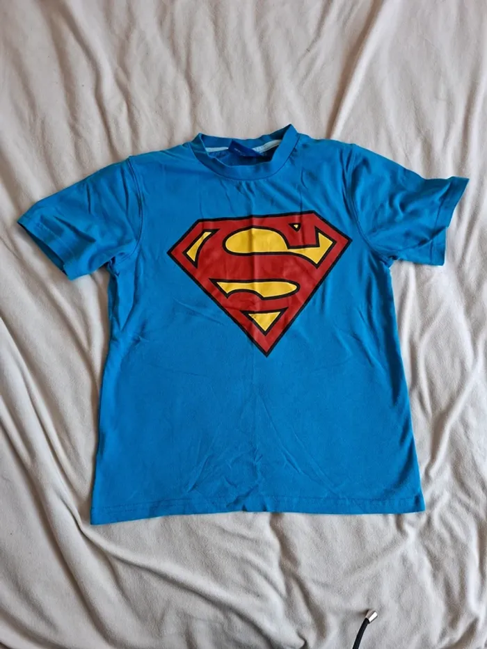 t-shirt  bleu avec dessin de Superman marque Superman taille 11/12 ans, en très bon état