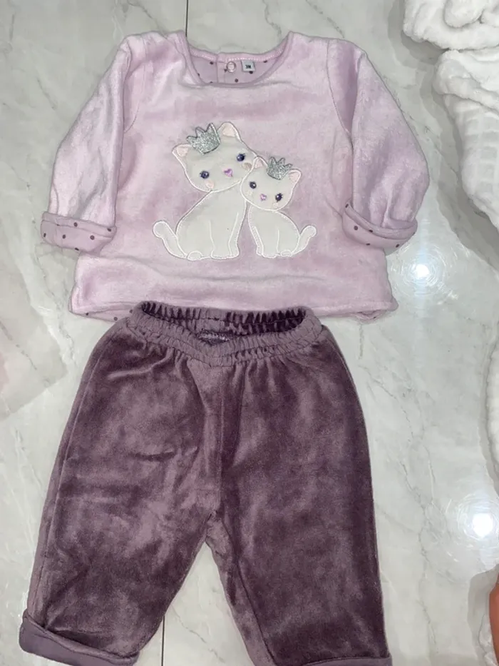 Lot 1 pyjama 2 pièces et un ensemble bébé fille - photo numéro 2