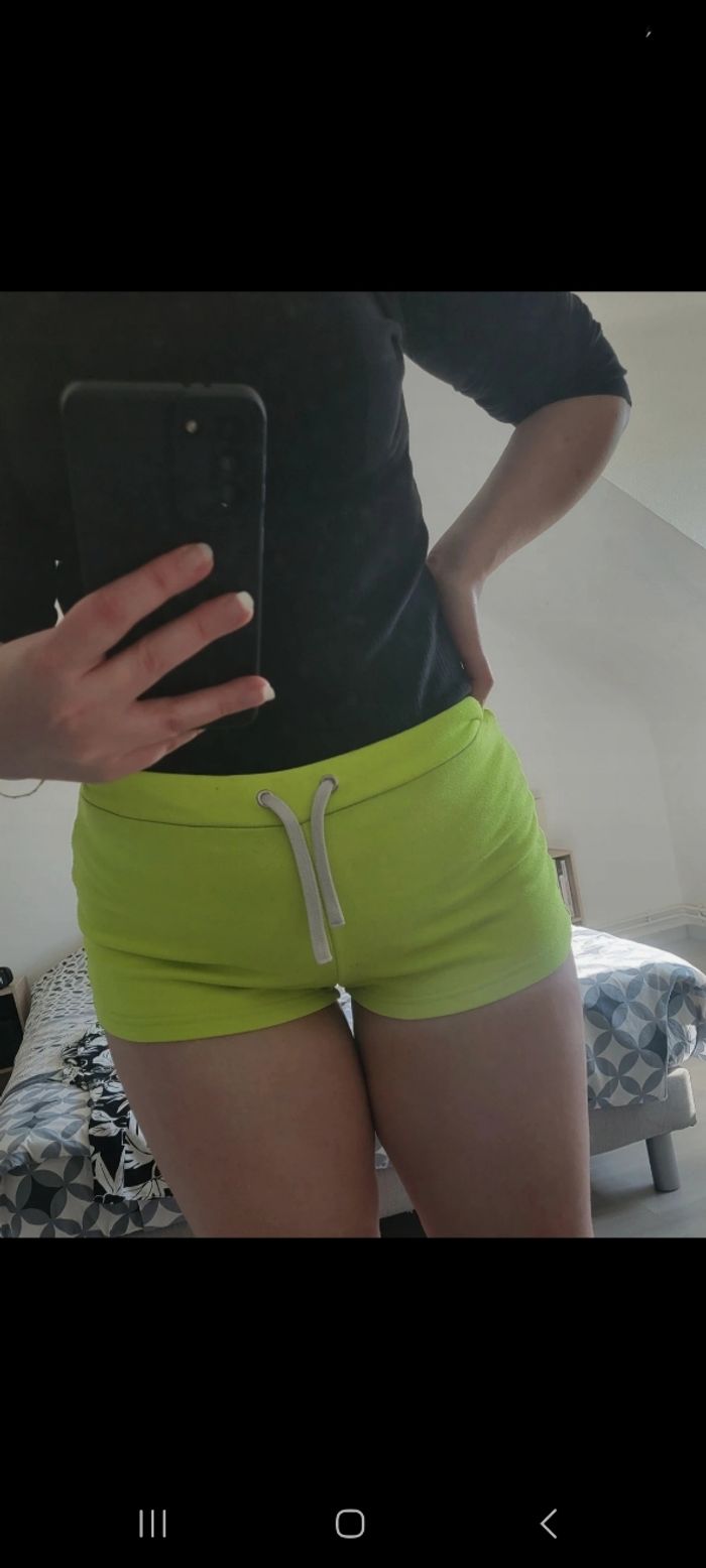 Short coloré de sport