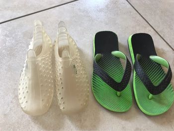 Lot de 2 chaussures ( aquatiques et tongs )