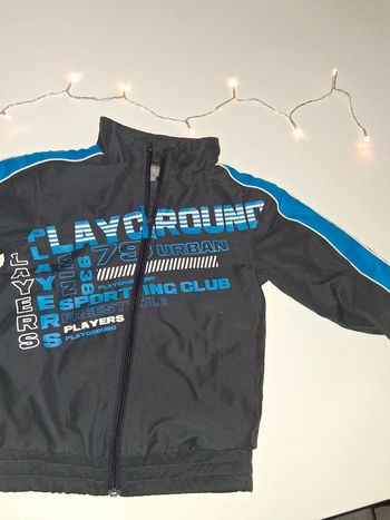 Veste de sport gris avec écritures bleu