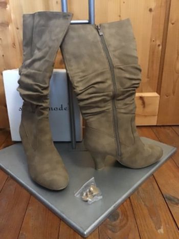 Bottes hautes suédine marron à talon effet plissées doublées polaire vintage 2000s Super Mode