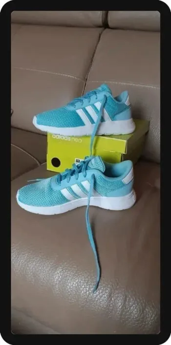 Chaussures / baskets adidas lite racer k bleu ciel pointure 34 état neuves