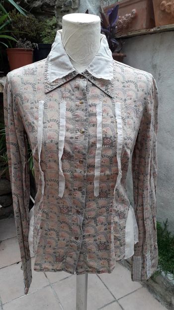 Chemisier cintré avec de nombreux détails