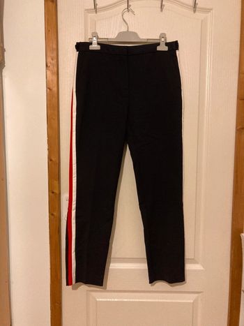 Pantalon chino noir avec bandes rouges et blanches