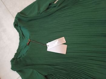 Robe  plissée vert.  Neuve étiquette achat