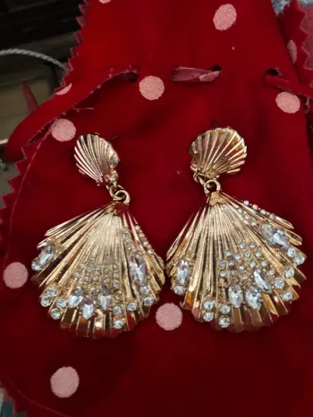 Boucles d’oreilles dorées fantaisies coquillage
