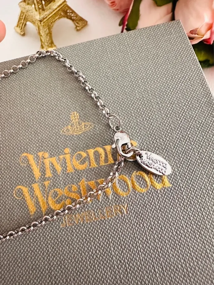 🪐Collier Vivienne Westwood orbite ivoire & rouge – Logo gravé sur le fermoir - photo numéro 8