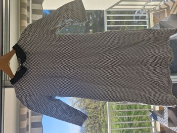 Robe noire et blanche avec col claudine en dentelles