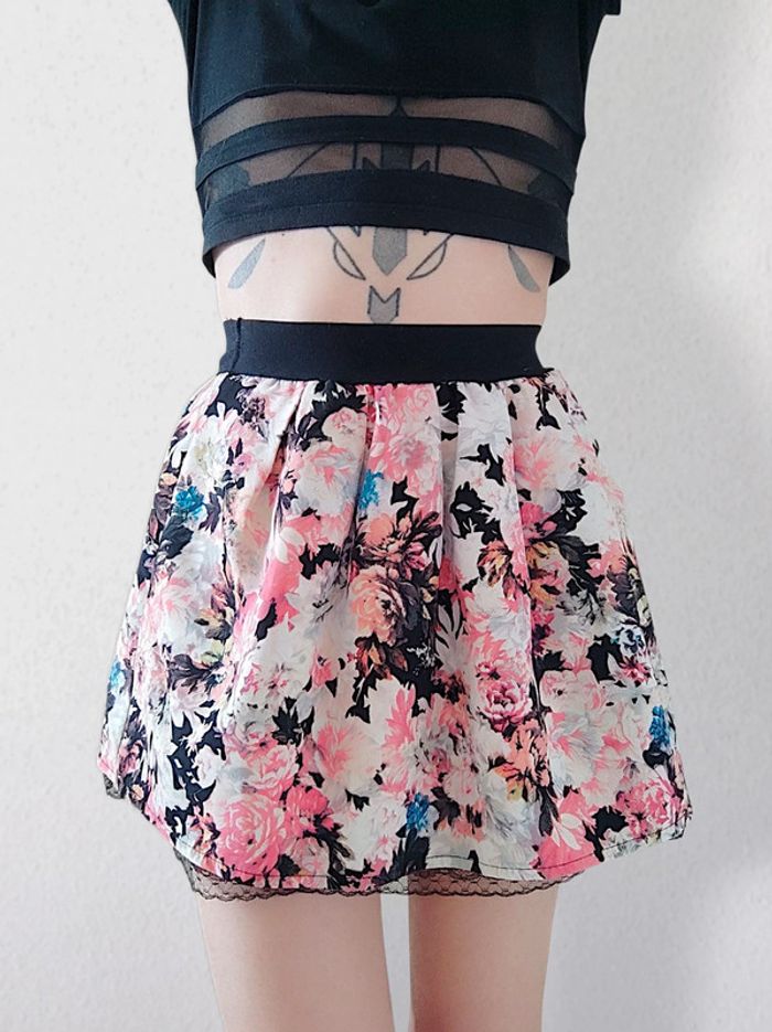 Mini jupe patineuse fleur rose blanche dentelle noir / Panacher - 36/S à 38/M