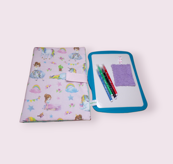 pochette range ardoise et crayons, effaceur offert, modèle princesses et licornes fond rose