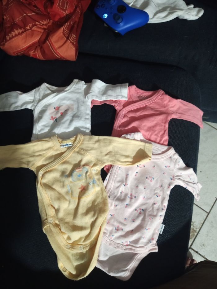 Lot de 4 body taille 00m