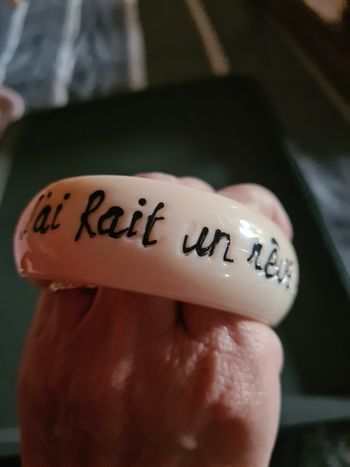 Bracelet. Rigide. Intérieur 6 cm. J ai fait un rêve. Beige