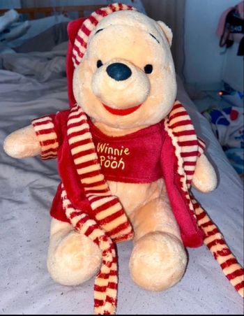 Peluche Winnie l'ourson Disney avec peignoir et écharpe