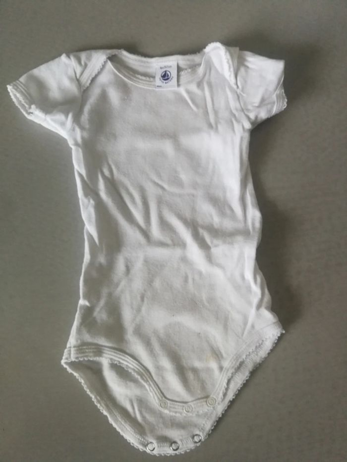 Lot de 4 bodies manches courtes fille été 6 mois - photo numéro 3