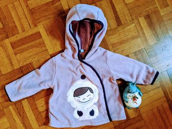 Gilet sweat polaire à capuche motif esquimau couleur lila 6 mois