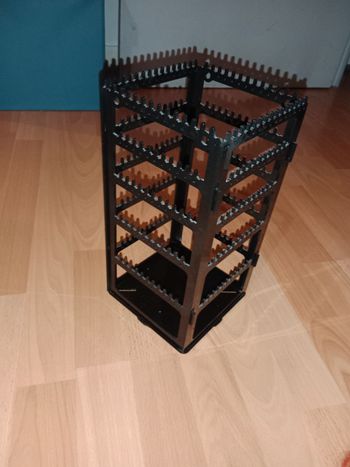 portant boucles d'oreille tournant